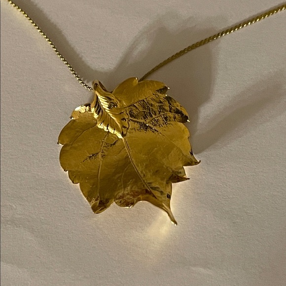 Gold tone metal necklace with leaf pendant - Picture 2 of 3